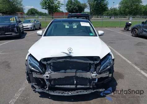 2017 Mercedes-Benz C 300 4Matic/Luxury 4Matic/Sport 4Matic z USA, uszkodzony, nr VIN 55SWF4KB1HU183192